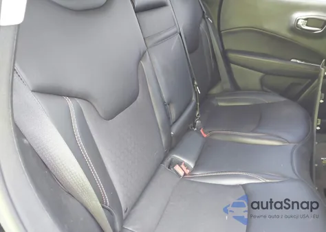 2019 Jeep Compass Latitude 4X4 z USA, uszkodzony, nr VIN 3C4NJDBB3KT648298